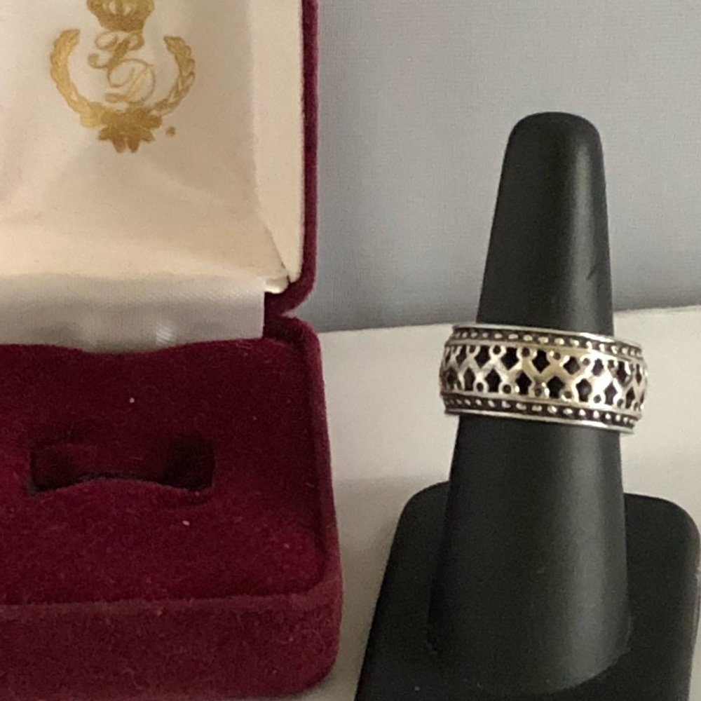 PREMIER Designs silver tone detailed designed ban ring new in box size 7.5